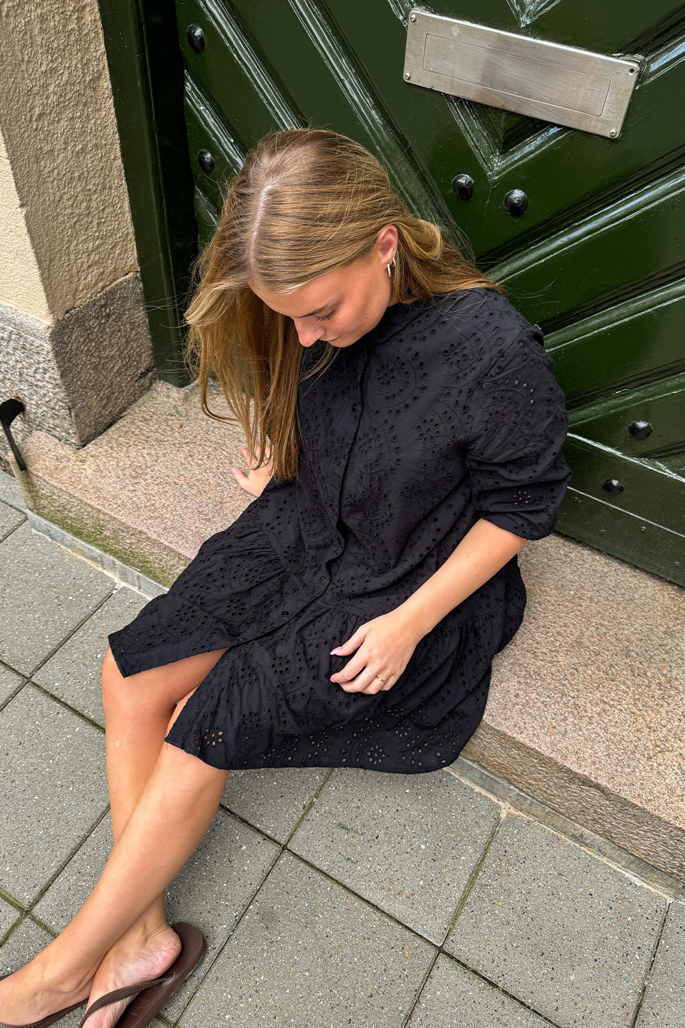 Noellas Imogene Dress Cotton Anglaise Black. Køb Kjoler hos www.noellafashion.dk